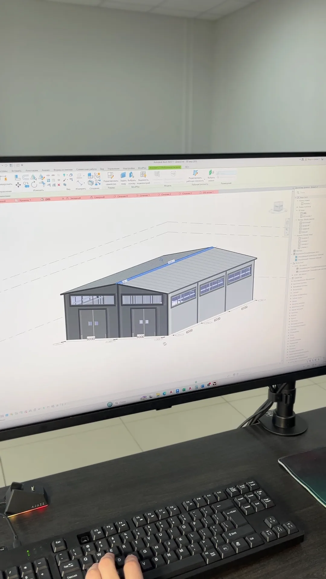 3D-модель здания на мониторе в отделе проектирования ТТ ГРУПП