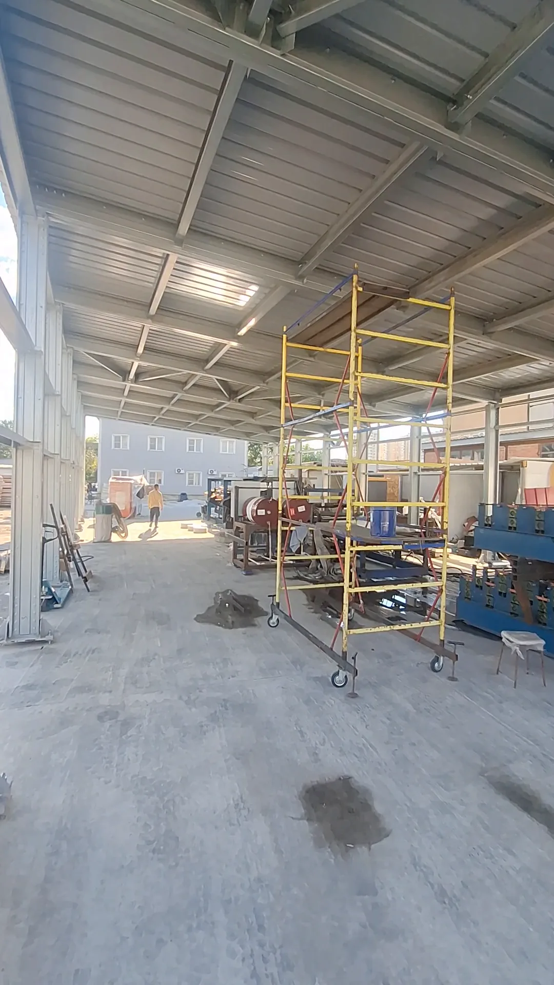 Каркас изнутри: колонны, балки и связи на болтах. Наш цех 10 × 25 м, Краснодар, сентябрь 2026 года